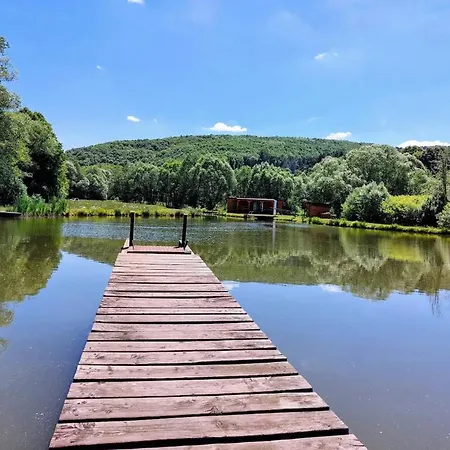 Dom Na Jazere 別荘 Pliešovce